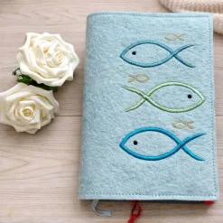 Gotteslobhülle aus Wollfilz mit Fischsymbol – handgemacht | Gotteslob Hülle Filz | Geschenk zur Kommunion