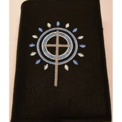 Gotteslobhülle Einband handgefertigt Filz 3mm schwarz Kreise Strahlen Kreuz personalierbar Namen Datum bestickt