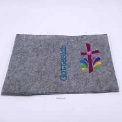 Gotteslobhülle, Filz, grau, bestickt mit dunkelrotem Kreuz und bunten Tropfen