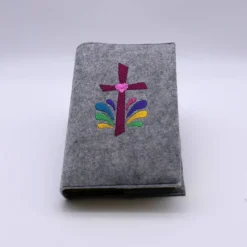 Gotteslobhülle, Filz, grau, bestickt mit dunkelrotem Kreuz und bunten Tropfen