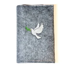 Gotteslobhülle, Filz, grau, bestickt mit einer weißen Taube