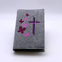 Gotteslobhülle, Filz, grau, bestickt mit 3 Kreuzen und Schmetterlingen in rosa und dunkelrot
