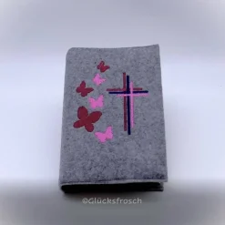 Gotteslobhülle, Filz, grau, bestickt mit 3 Kreuzen und Schmetterlingen in rosa und dunkelrot