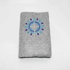 Gotteslobhülle Filz grau bestickt – Kreuz mit blauen & türkisen Strahlen – passend für Gotteslob 12 x 18 cm