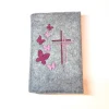Gotteslobhülle, Filz, grau, bestickt mit 3 Kreuzen und Schmetterlingen in rosa und dunkelrot ohne Rückentext