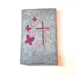 Gotteslobhülle, Filz, grau, bestickt mit 3 Kreuzen und Schmetterlingen in rosa und dunkelrot ohne Rückentext