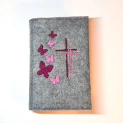 Gotteslobhülle, Filz, grau, bestickt mit 3 Kreuzen und Schmetterlingen in rosa und dunkelrot ohne Rückentext