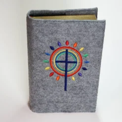 Gotteslobhülle, Filz, grau, bestickt mit blauem Kreuz, bunten Stahlen, wie ein Regenbogen, wie eine Blume