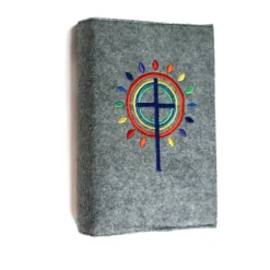 Gotteslobhülle, Filz, grau, bestickt mit blauem Kreuz, bunten Stahlen, wie ein Regenbogen, wie eine Blume