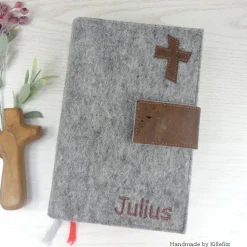Gotteslobhülle Filz grau mit Kork, personalisiert – Bibelhülle & Gesangbuchhülle als Geschenk zur Kommunion, Konfirmation, Firmung
