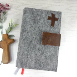 Gotteslobhülle Filz grau mit Kork, personalisiert – Bibelhülle & Gesangbuchhülle als Geschenk zur Kommunion, Konfirmation, Firmung
