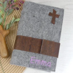 Gotteslobhülle Filz grau personalisiert – Bibelhülle mit Kork, Geschenk zur Konfirmation & Erstkommunion