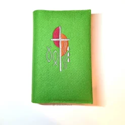 Gotteslobhülle, Filz, grün, bestickt mit grauem Kreuz und zwei Halbkreisen in rot + orange, Fischen, Wellen und Tro