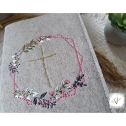 Gotteslobhülle Filz  Kommunion 2025 personalisierbar Blumenkranz 