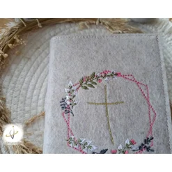 Gotteslobhülle Filz  Kommunion 2025 personalisierbar Blumenkranz 