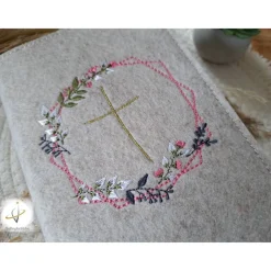 Gotteslobhülle Filz  Kommunion 2025 personalisierbar Blumenkranz 