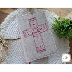 Gotteslobhülle Filz  Kommunion 2025 personalisierbar beige-meliert Kreuz Hippie pink