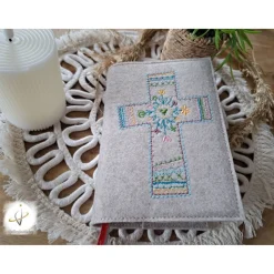 Gotteslobhülle Filz  Kommunion 2025 personalisierbar mit Namen und Datum beige-meliert Kreuz Hippie Andenken Kommunion