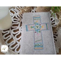 Gotteslobhülle Filz  Kommunion 2025 personalisierbar mit Namen und Datum beige-meliert Kreuz Hippie Andenken Kommunion