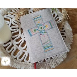 Gotteslobhülle Filz  Kommunion 2025 personalisierbar mit Namen und Datum beige-meliert Kreuz Hippie Andenken Kommunion