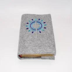 Gotteslobhülle, grauer Filz mit blauem Muster, personalisierbar