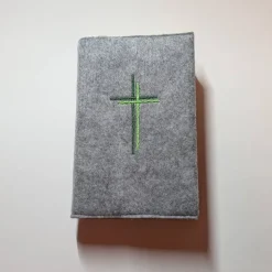 Gotteslobhülle, grauer Filz mit grünen Kreuzen, personalisierbar