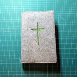Gotteslobhülle, grauer Filz mit grünen Kreuzen, personalisierbar