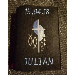 Gotteslobhülle handgefertigt Filz 3mm dunkelgrau Halbkreise blau Kreuz grau personalisierbar Name und Datum bestickt