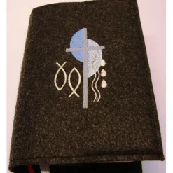 Gotteslobhülle handgefertigt Filz 3mm dunkelgrau Halbkreise blau Kreuz grau personalisierbar Name und Datum bestickt