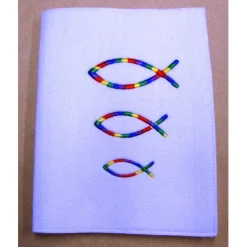 Gotteslobhülle handgefertigt weiß Filz 3mm mit Regenbogenfischen – personalisierbar mit Name & Datum
