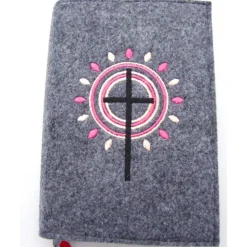 Gotteslobhülle handgefertigt Filz 3mm graumeliert Kreuz Kreise Strahlen rosa personalisierbar Name und Datum bestickt