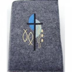 Gotteslobhülle handgefertigt Filz 3mm dunkelgrau blau Halbkreise Kreuz Fisch personalisierbar Name und Datum bestickt