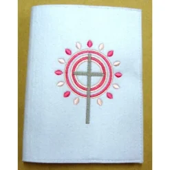 Gotteslobhülle handgefertigt aus 3mm Filz weiß mit Kreuz & Kreisen in rosa pink – personalisierbar mit Name & Datum