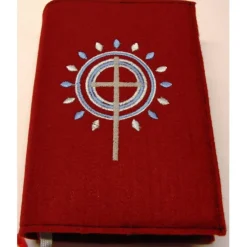 Gotteslobhülle handgefertigt Filz 3mm dunkelrot Kreuz Kreise Strahlen blau personalisierbar Name und Datum bestickt