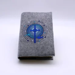 Gotteslobhülle, Kreuz, Kreis, Fische, personalisierbar, Filzhülle grau, Stickgarn blau