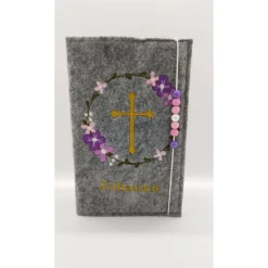 Gotteslobhülle mit Namen und Gummikordel und Perlen