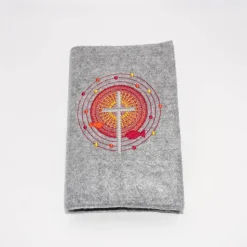 Gotteslobhülle personalisierbar aus Filz – Kreuz, Fische & Kreise – Grau mit Stickerei in Rot, Gelb, Orange – Passend für 12 x 18 cm