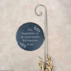 Grabschmuck, Grabdekoration für Urnengrab, Trauergeschenk, Gedenktafel aus Schiefer mit Trauerspruch, Schild mit Erdstab