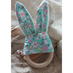 Grau mit weißen Punkten Häschen/ Hasen Greifling mit Ring aus Buchenholz