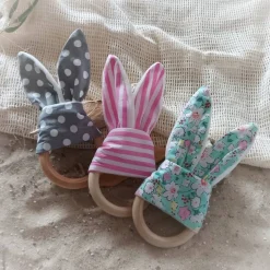 Grau mit weißen Punkten Häschen/ Hasen Greifling mit Ring aus Buchenholz