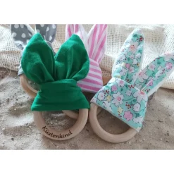 Grau mit weißen Punkten Häschen/ Hasen Greifling mit Ring aus Buchenholz