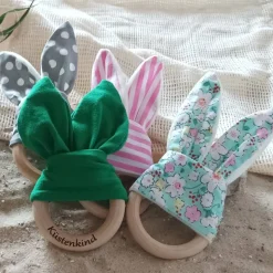 Grau mit weißen Punkten Häschen/ Hasen Greifling mit Ring aus Buchenholz