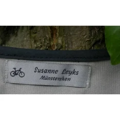 Graue Fahrradweste RADLMADL mit reflektierenden Streifen pfiffig bedruckt. Sicher Fahrrad fahren.