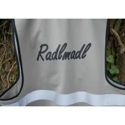 Graue Fahrradweste RADLMADL mit reflektierenden Streifen pfiffig bedruckt. Sicher Fahrrad fahren.