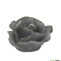 graue Formenkerze Rose mit silbernem Rand