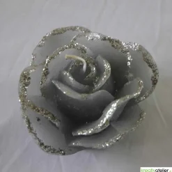 graue Formenkerze Rose mit silbernem Rand