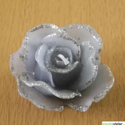 graue Formenkerze Rose mit silbernem Rand