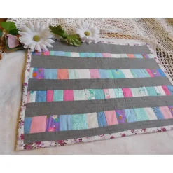 graues Tischset mit bunten Streifen , Patchwork Quilt