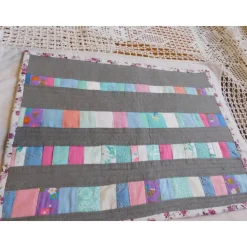 graues Tischset mit bunten Streifen , Patchwork Quilt