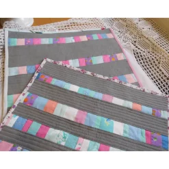 graues Tischset mit bunten Streifen , Patchwork Quilt